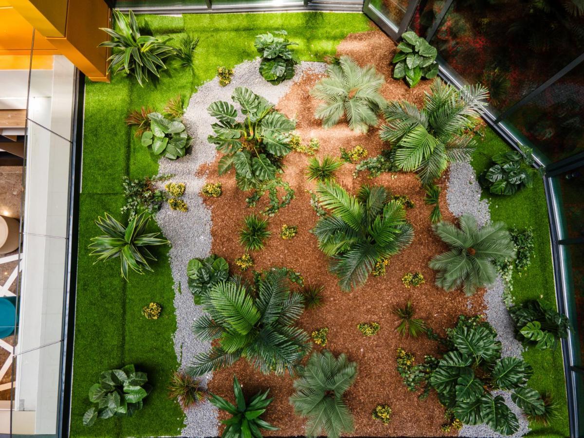 宜必思尚品伊斯坦布尔梅特尔酒店 外观 照片 A green wall in a shopping mall