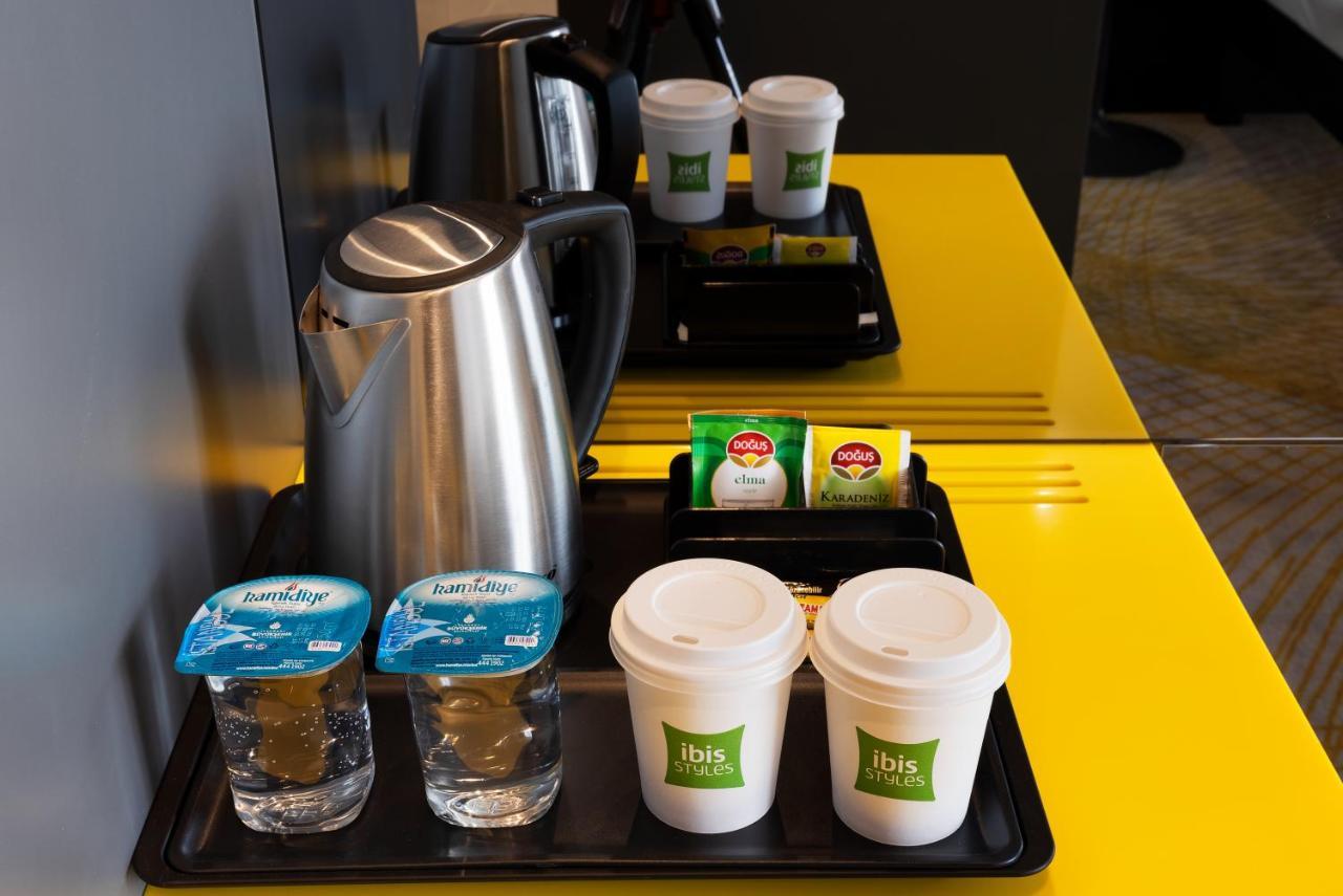 宜必思尚品伊斯坦布尔梅特尔酒店 客房 照片 A kettle with disposable cups and sachets of tea and coffee