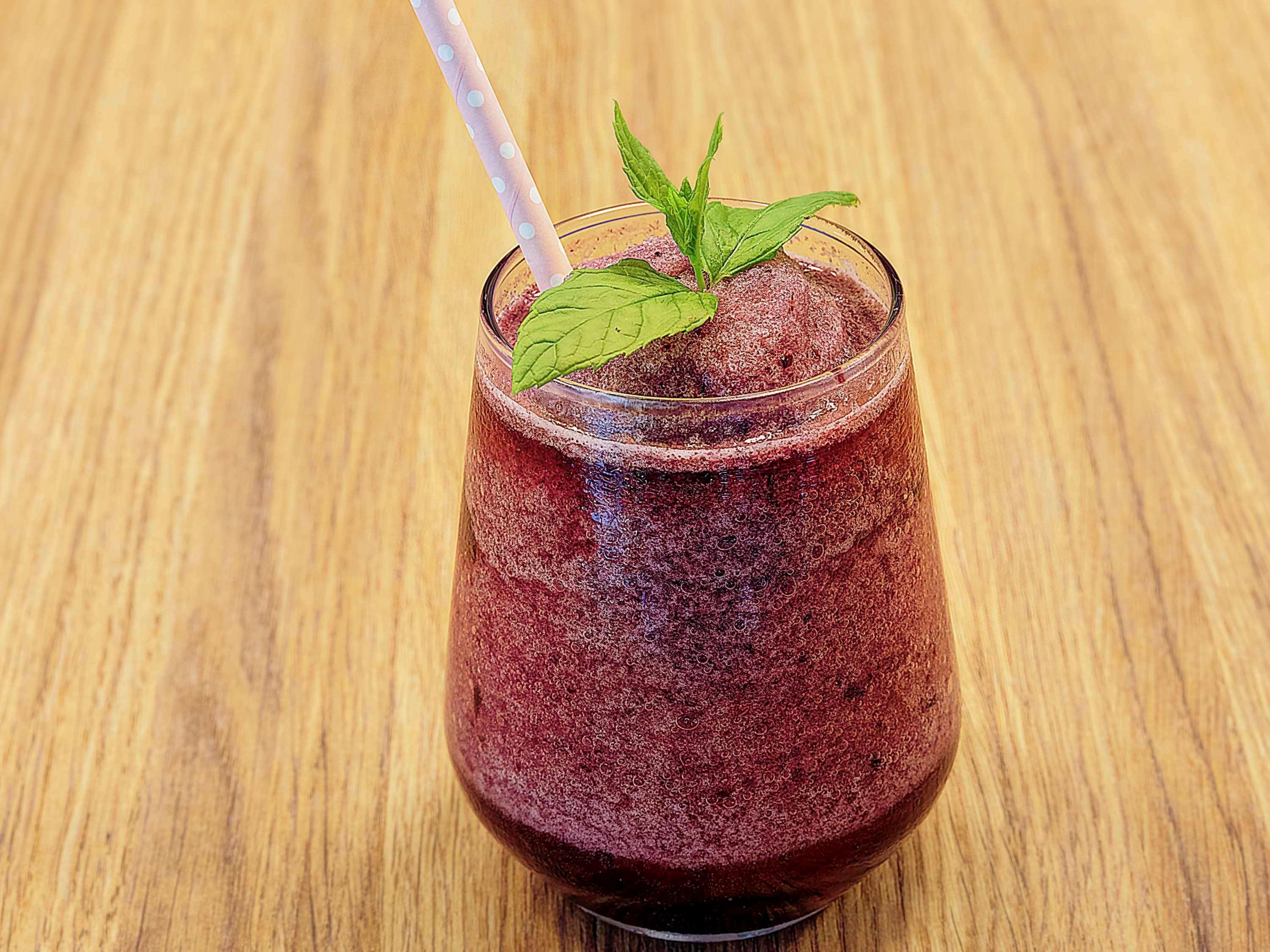 宜必思尚品伊斯坦布尔梅特尔酒店 外观 照片 A blueberry smoothie