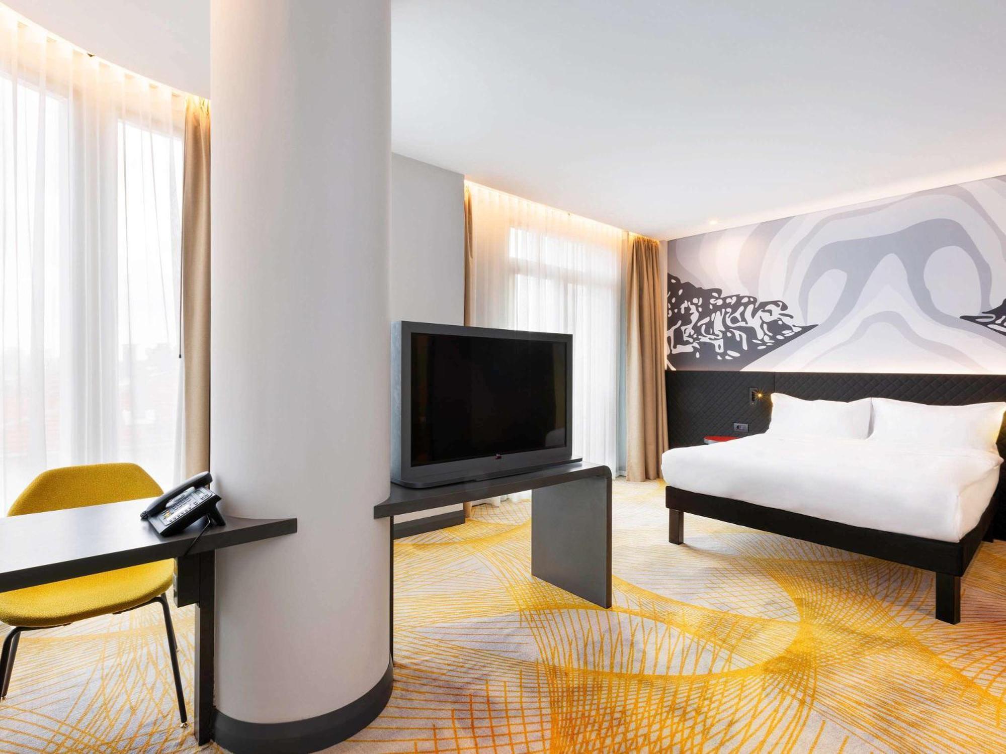 宜必思尚品伊斯坦布尔梅特尔酒店 外观 照片 A room at the hotel