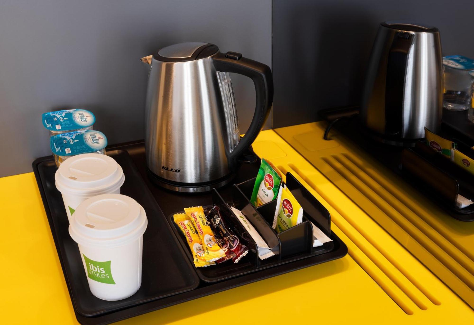 宜必思尚品伊斯坦布尔梅特尔酒店 客房 照片 A kettle with a selection of tea and coffee