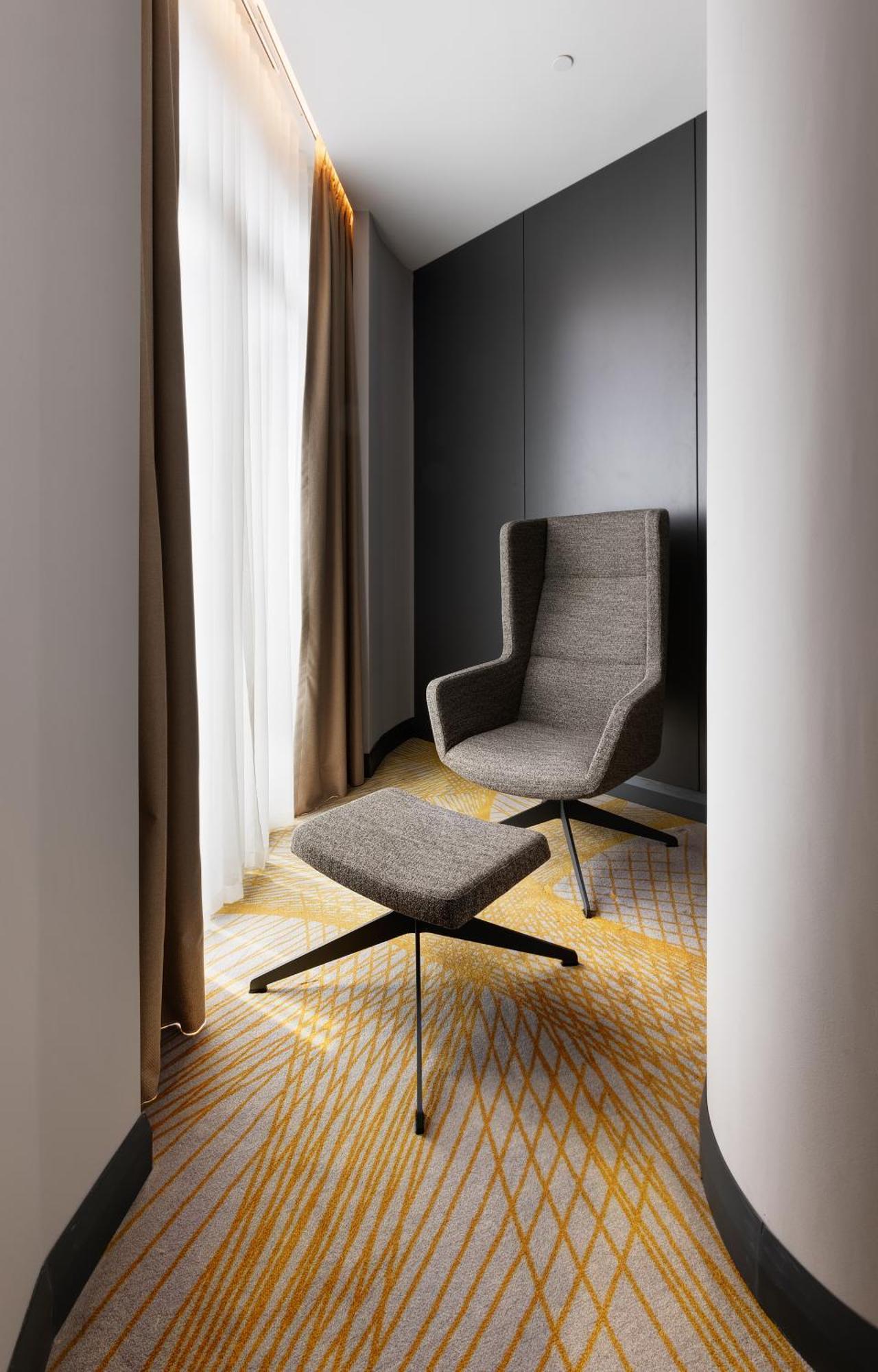 宜必思尚品伊斯坦布尔梅特尔酒店 客房 照片 Armchair and ottoman