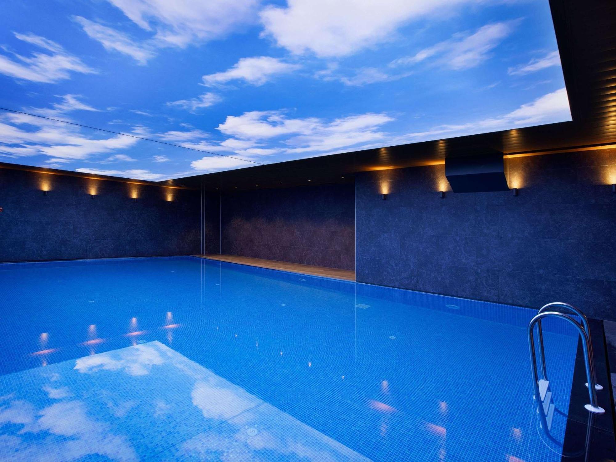 宜必思尚品伊斯坦布尔梅特尔酒店 外观 照片 The swimming pool at the hotel